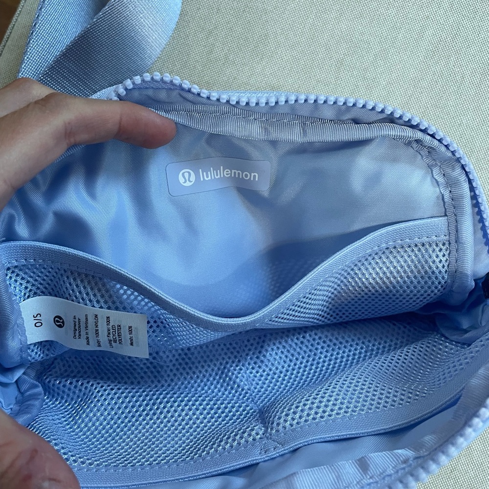 NWT lululemon everywhere belt bag pastel blue - Picture 6 of 6